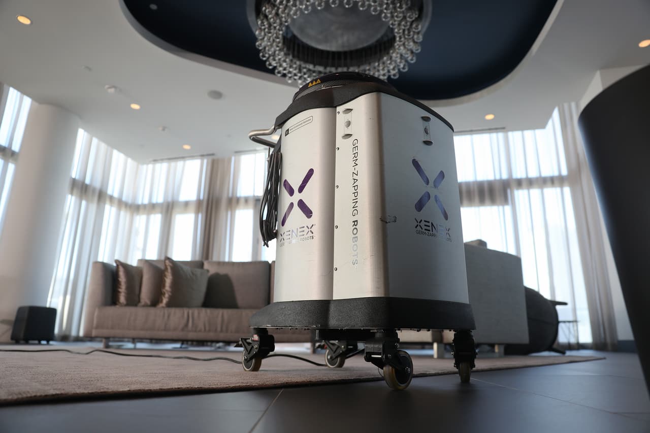 El robot generalmente requiere ciclos de cinco minutos en múltiples posiciones en una habitación que debe ser desinfectada.