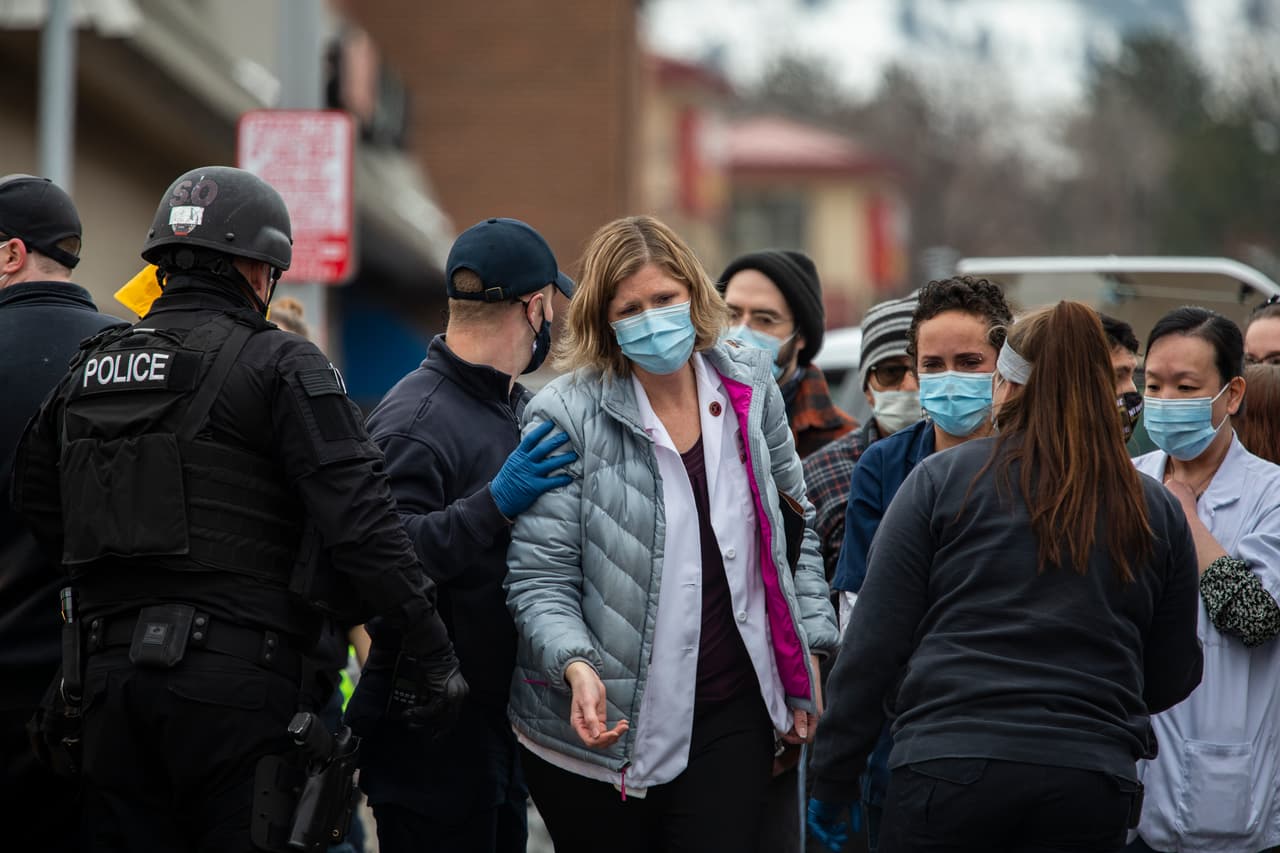 Trabajadores de salud salen del supermercado King Sooper. El 
<i><a href="https://www.wsj.com/articles/police-respond-to-active-shooter-at-colorado-supermarket-11616454128?mod=e2tw" target="_blank">Wall Street Journal</a>, </i>el 
<i><a href="https://www.denverpost.com/2021/03/22/police-active-shooter-shooting-king-soopers-boulder/" target="_blank">Denver Post</a></i>
<a href="https://www.denverpost.com/2021/03/22/police-active-shooter-shooting-king-soopers-boulder/" target="_blank"> </a>habían informado inicialmente que había al menos seis muertos de acuerdo con una fuente "cercana a la investigación" citada también por el 
<i><a href="https://www.dailycamera.com/2021/03/22/boulder-police-responding-to-active-shooter-at-king-soopers/" target="_blank">Daily Camera Newspaper</a></i>. La policía confirmó la noche de este lunes que 
<a href="https://www.univision.com/noticias/tiroteos/tiroteo-colorado-tienda-comestibles-king-soopers" target="_blank">al menos 10 personas fueron asesinadas</a>. 
<br>
