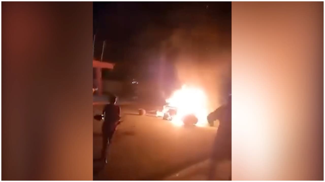 Protestas en Cuba: manifestantes incendian la sede del partido comunista en Morón