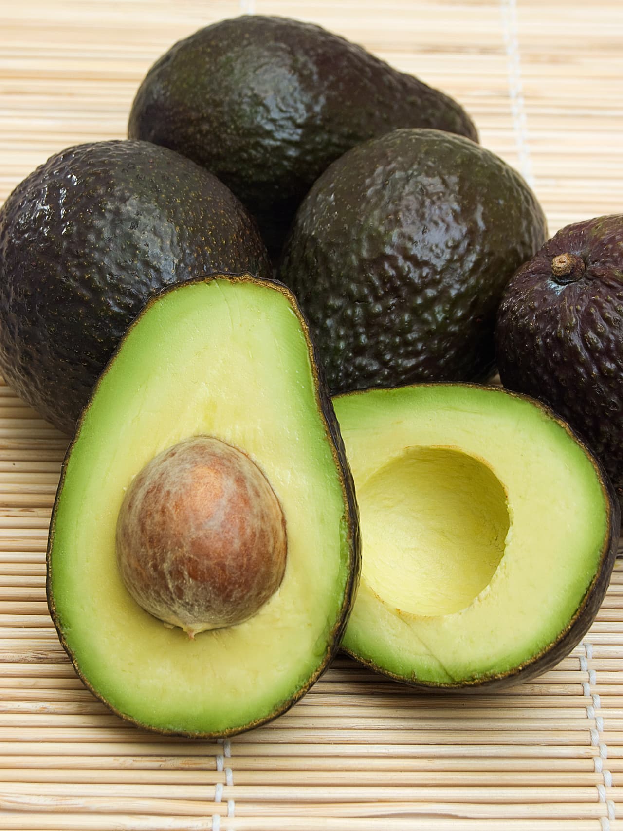 Al menos que ya esté cortado, un aguacate que se guarda dentro del refrigerador madurará más lentamente.