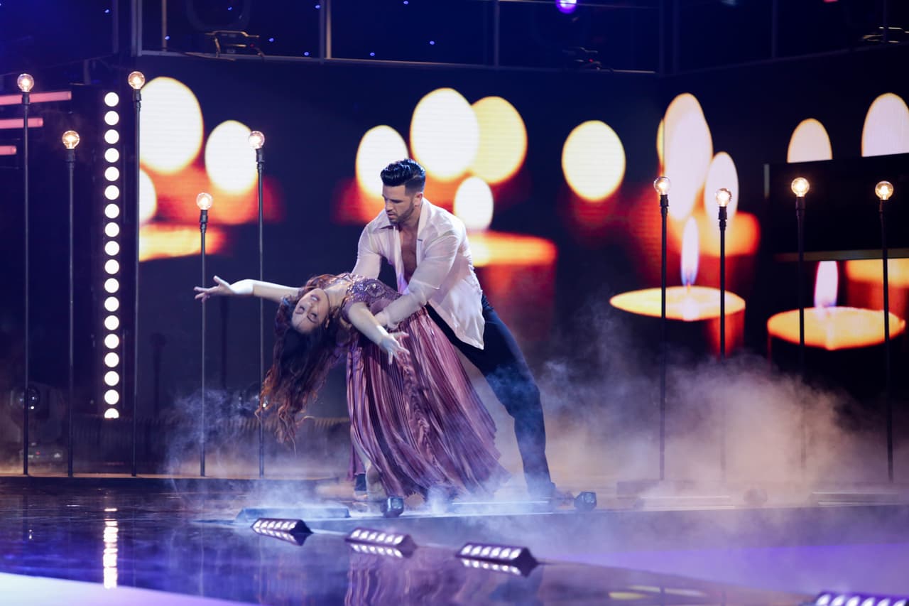 Se trataba de 'Me muero', tema con el que abre la nueva serie de Univisión 'Amar a muerte', que Massiel Mantilla y el chef Yisus bailaron como parte del reto 'Mira Quiénes Bailan'.