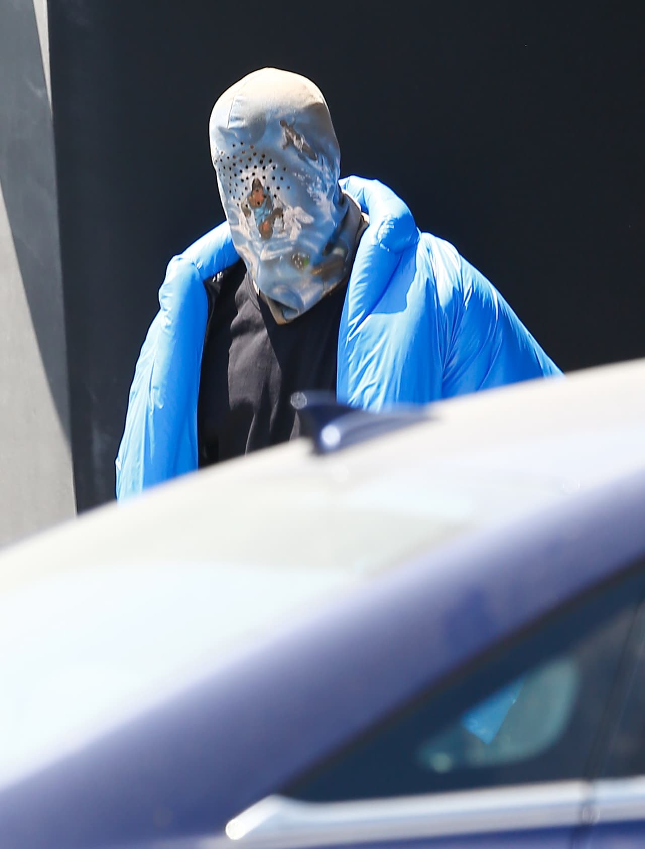 El pasado jueves 27 de mayo fue fotografiado por paparazzi con la balaclava que presuntamente utilizó durante la audiencia. Se le captó con ella mientras se bajó de su Mercedes Benz Maybach. 
<br>