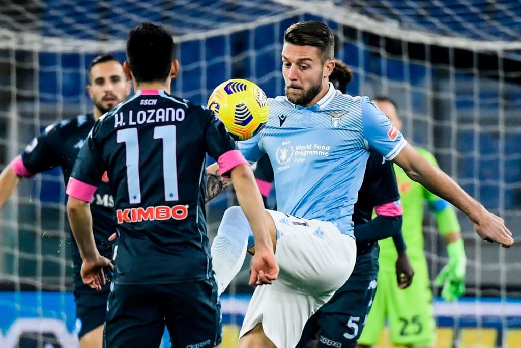 Lazio, como local, se impuso al Napoli de Genaro Gatusso 2-0. Los goles corrieron a cargo de Ciro Immobile y Luis Alberto Romero. El mexicano Hirving Lozano dejó el campo lesionado del tobillo, durante la J13 de la Serie A.