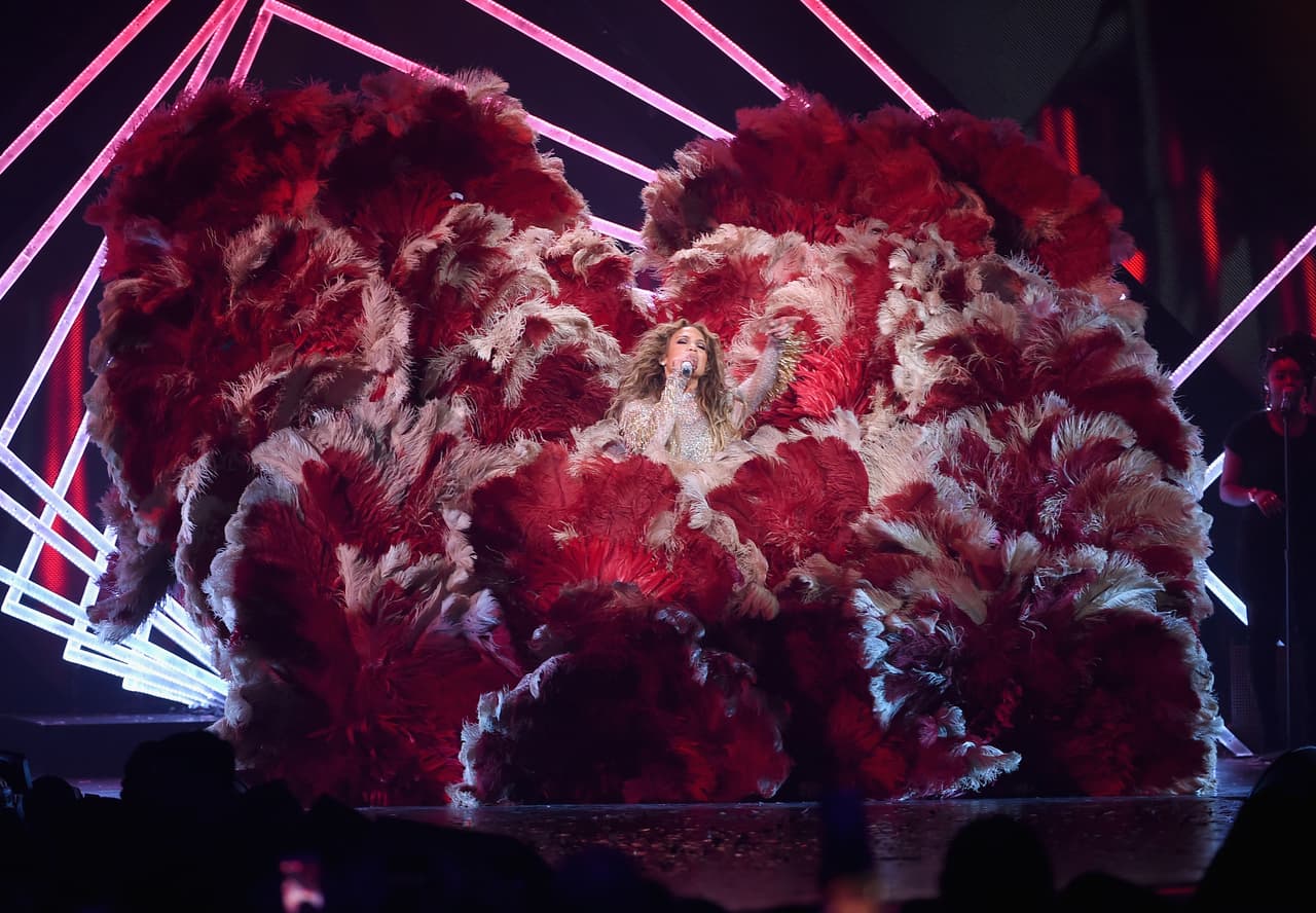 No es la primera vez que la novia del expelotero de los Yankees, Alex Rodríguez, sufre un doloroso accidente ante la vista de todos sus fans.