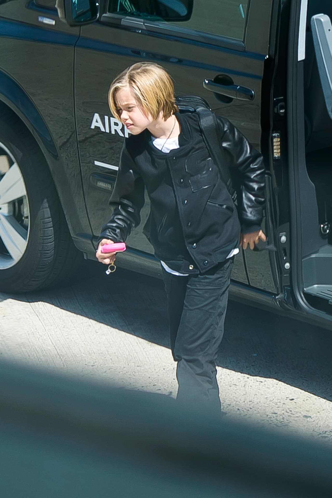 Toda la familia llegando a la terminal.