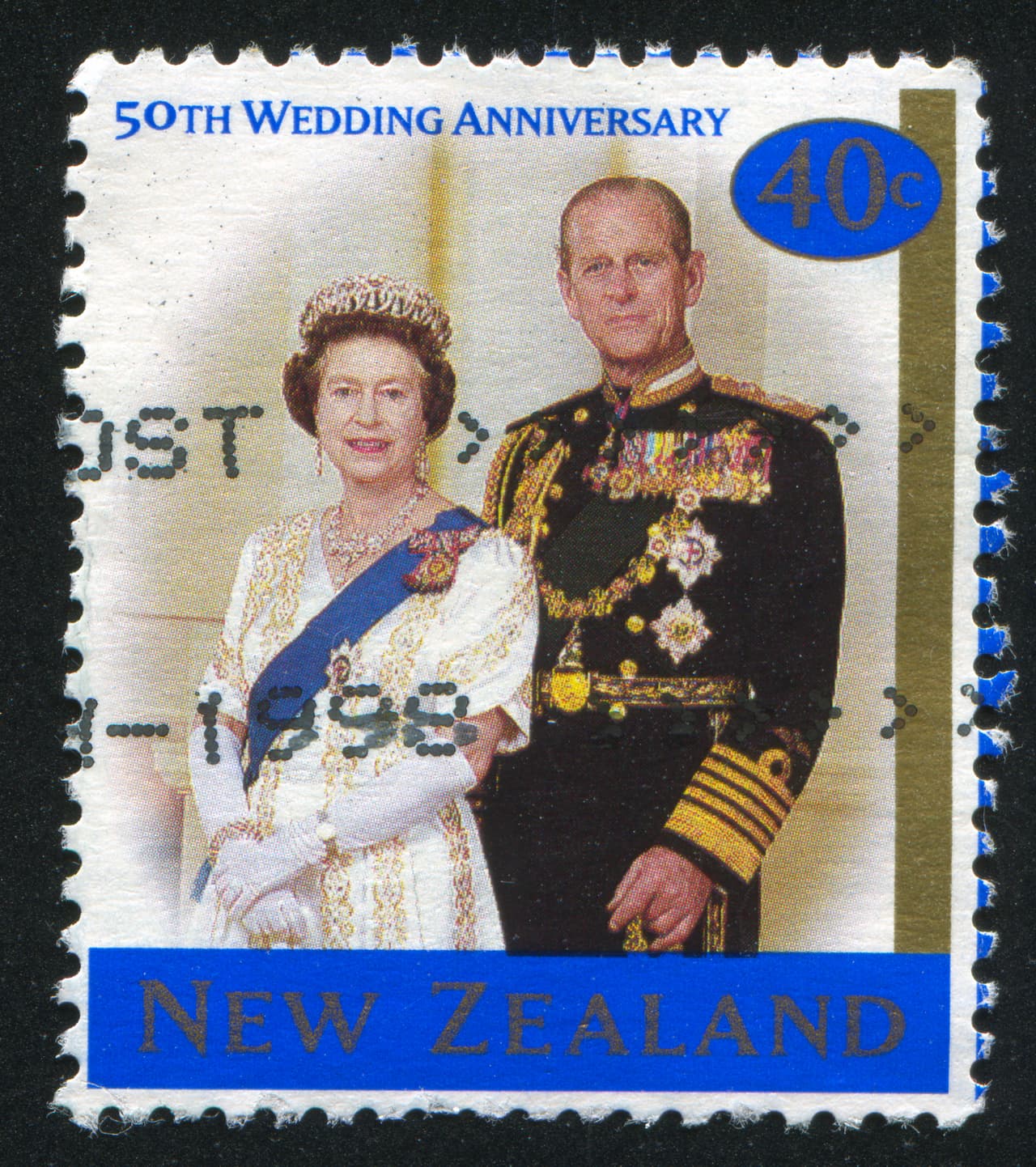 El príncipe Felipe, duque de Edimburgo, se casó en 1947 con la entonces princesa Isabel, hija y heredera del rey Jorge VI del Reino Unido, convirtiéndose en el consorte de la monarca británica cuando fue nombrada reina, en 1953.
<br>