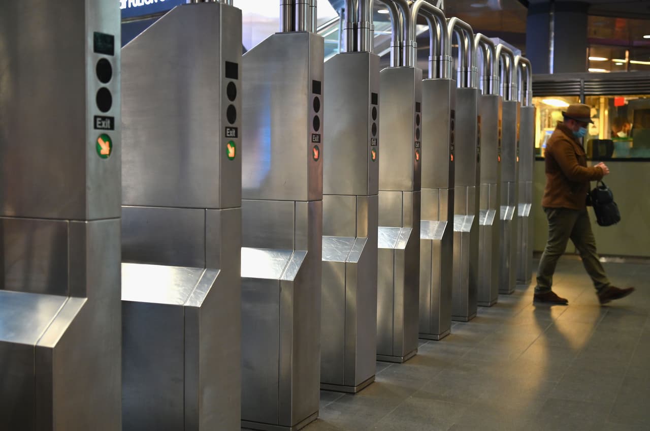 La MTA estaba considerando aumentar las tarifas de los viajes de 2.75 a 3.00 dólares, aumentar el precio de las MetroCards semanales y mensuales, y mantener la compra de una nueva MetroCard a 1 dólar o aumentar la tarifa hasta 3 dólares, según informes.