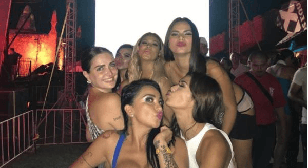 El evento se celebró en la Hacienda Chichí Sánchez en Merida y en ella participaron más de 10 DJs y un centenar de mujeres vestidas como conejita de Playboy, según la promoción distribuida por la revista.
