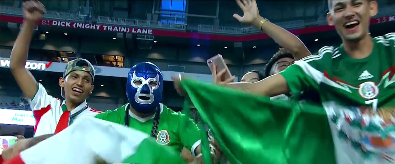 Aficionados mexicanos y catrachos colmaron las gradas del imponente University of Phoenix para el partido de cuartos de final entre México y Honduras.
