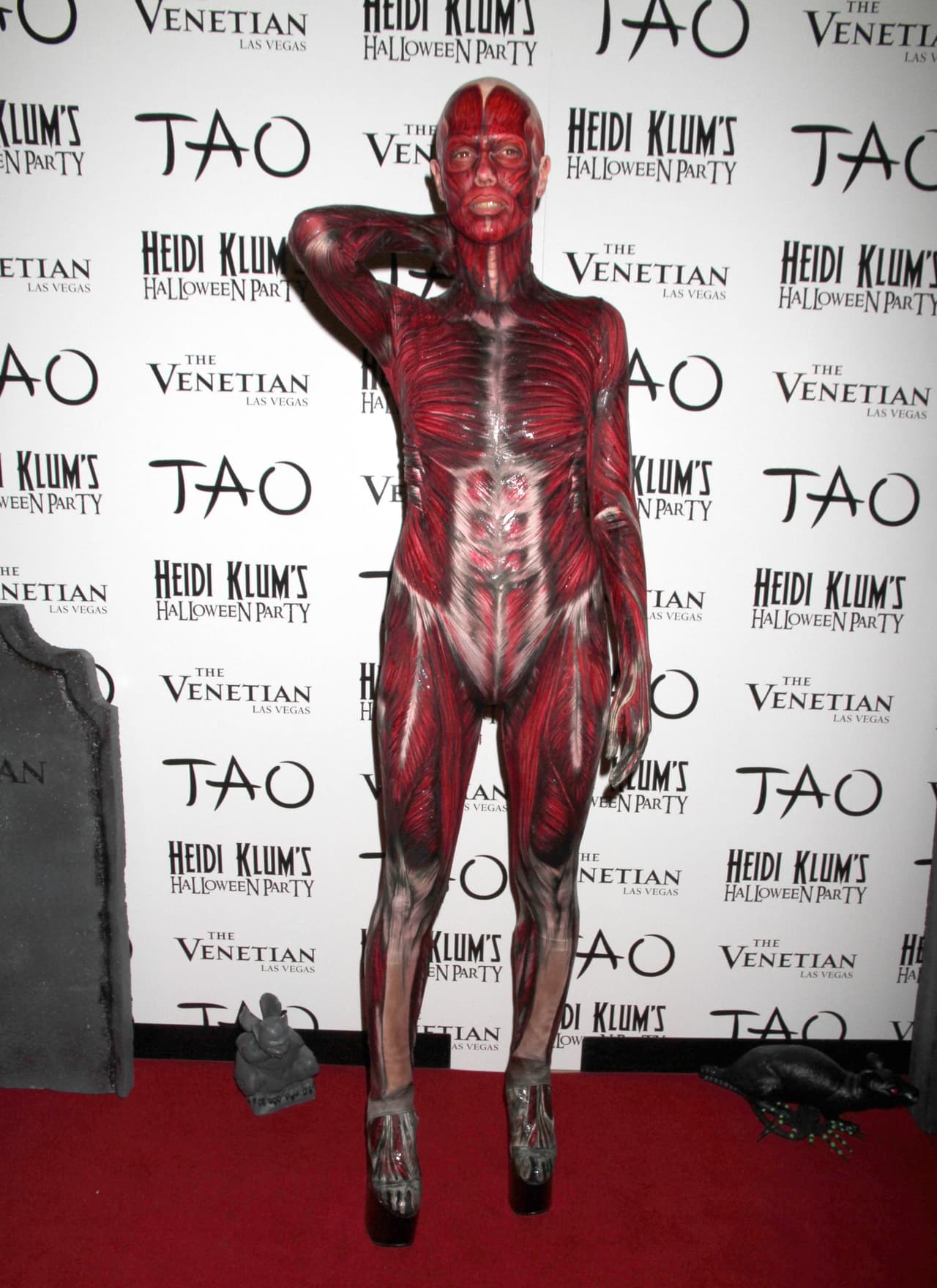 La modelo utilizó un disfraz del cuerpo humano sin piel.