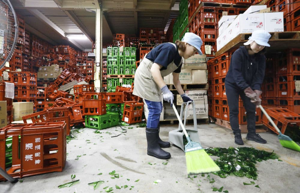 Nada más registrarse el seísmo la JMA emitió 
<b>una alerta de tsunami,</b> que fue levantada casi tres horas después. Las olas del tsunami se observaron en Awashima, Sakata, Sado, Wajima y Niigata, según datos de la agencia. En la imagen, empleados de una tienda en Tsuruoka limpian los cristales de botellas rotas por el temblor.