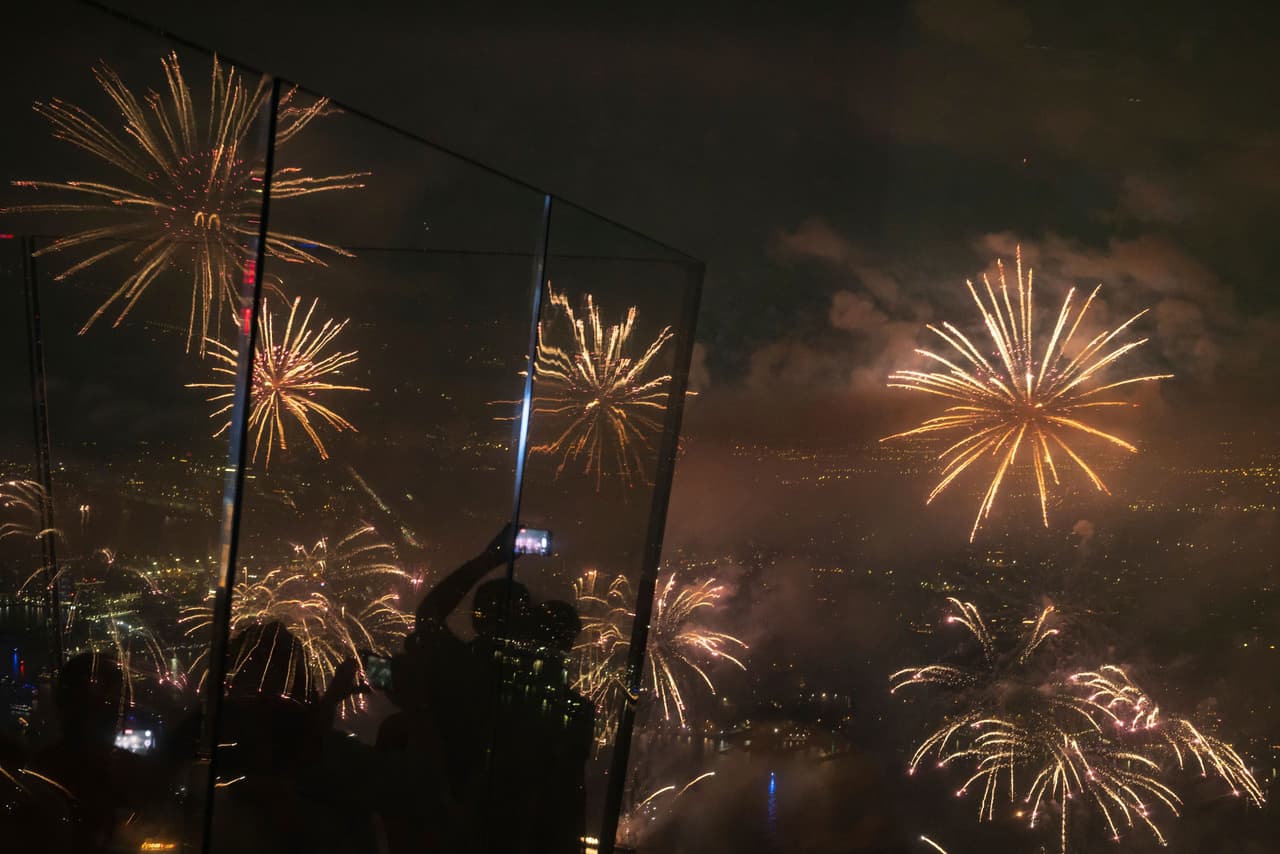 Los residentes de Nueva York y Nueva Jersey disfrutaron del espectáculo de luces y colores sobre el río Hudson.
<br>