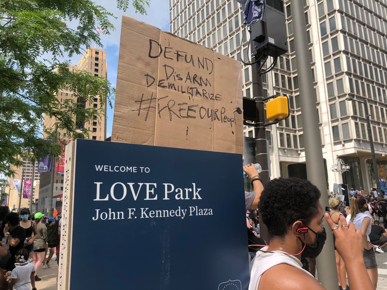 Cada espacio sirvión para colocar carteles con mensajes de apoyo y exigiendo reformas en la policía.