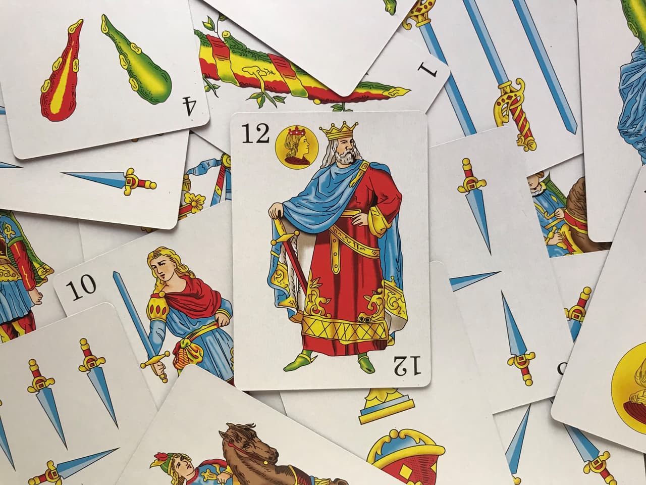 Las cartas del palo de oros le hablan particularmente a los signos que corresponden al elemento tierra, o sea, Tauro, Virgo y Capricornio. Hablan de gastos, inversiones, deudas y todo lo que tenga que ver con el bolsillo.