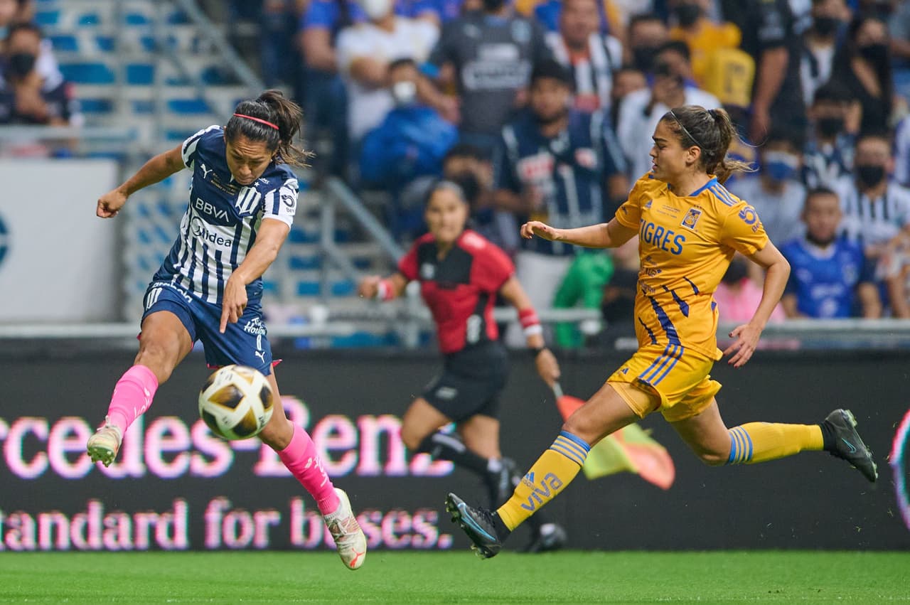 En apenas 11 minutos, Rayadas metió presión y provocó el error de la central de Tigres tras una escapada por la banda; el autogol abría el marcador y hacía explotar al 'Gigante de Acero'.