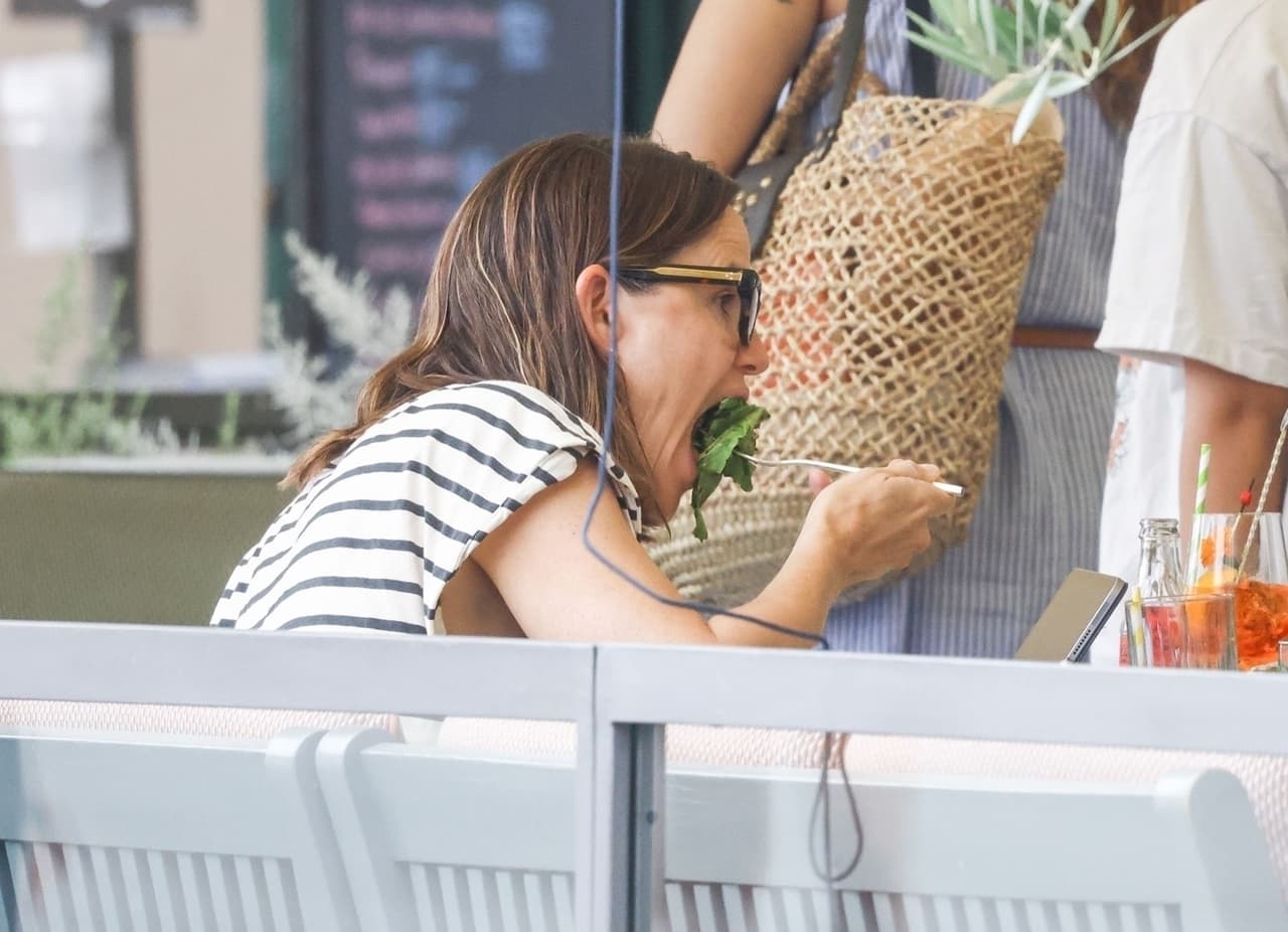 'Jen' disfrutó de una comida al tiempo que aparentemente se entretenía mirando algo en su Smartphone. 
<br>