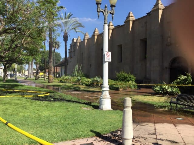 Los bomberos informaron que había una gran columna de humo y fuego proveniente de la esquina del techo, dijo el capitán Antonio Negrete, del Departamento de 
<a href="https://www.univision.com/temas/bomberos">Bomberos</a> de San Gabriel.