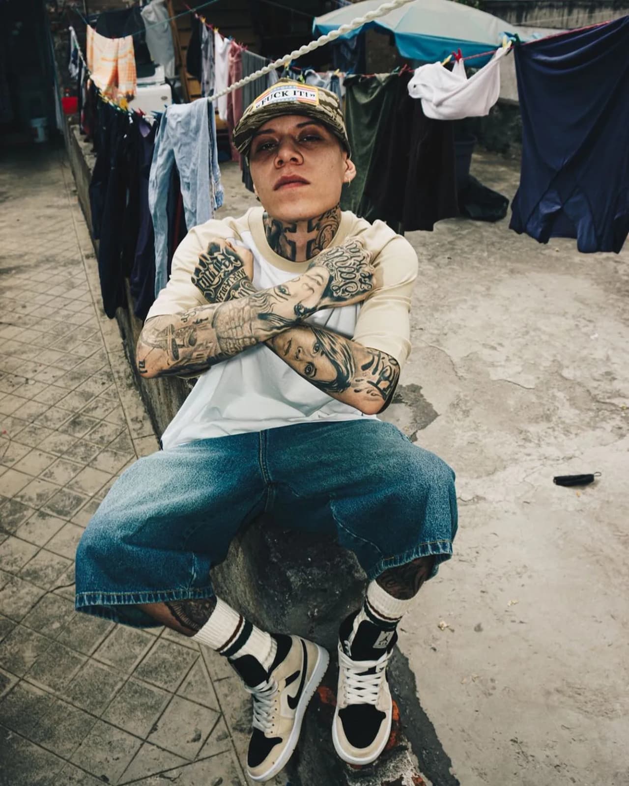 Ángel Jair Quezada Jasso, o mejor,
<b><a href="https://www.univision.com/musica/radio-nacional/artistas-de-otros-generos-que-han-colaborado-con-bandas-y-cantantes-del-regional-mexicano-fotos" target="_blank">Santa Fe Klan</a></b>
<a href="https://www.univision.com/musica/radio-nacional/artistas-de-otros-generos-que-han-colaborado-con-bandas-y-cantantes-del-regional-mexicano-fotos" target="_blank">, tuvo que atravesar un camino lleno de dificultades</a> económicas en Guanajuato, México, para lograr su sueño de grabar un disco. Su música tiene sonidos de la cumbia y el rap mexicano. Es un fenómeno que viene creciendo desde 2017, y que ha colaborado con íconos del Regional Mexicano como Lupillo Rivera, La Banda MS, Calibre 50, y en otros géneros con Snoop Dog y Piso 21.