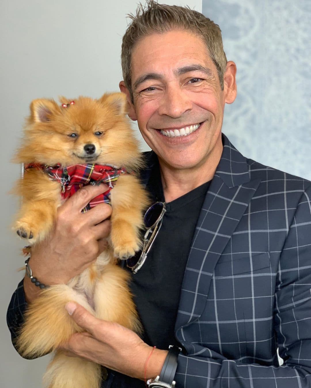 Y Johnny aprovechó para acariciar a la pequeña Bombom y hacerse una fotito con ella.