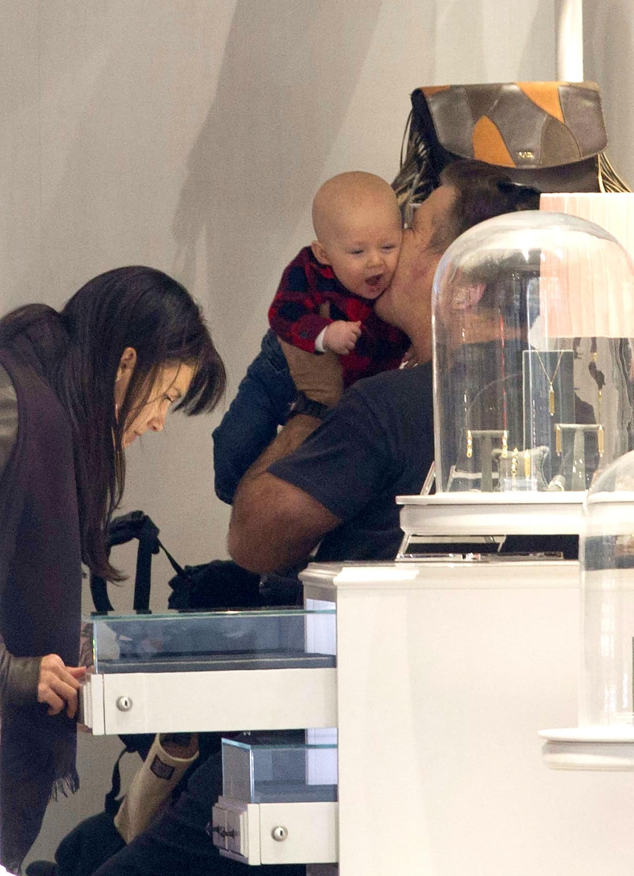 Aunque el actor es un hombre muy ocupado, sin duda su mejor trabajo es el de papá, pues no podía dejar de jugar con su pequeño.