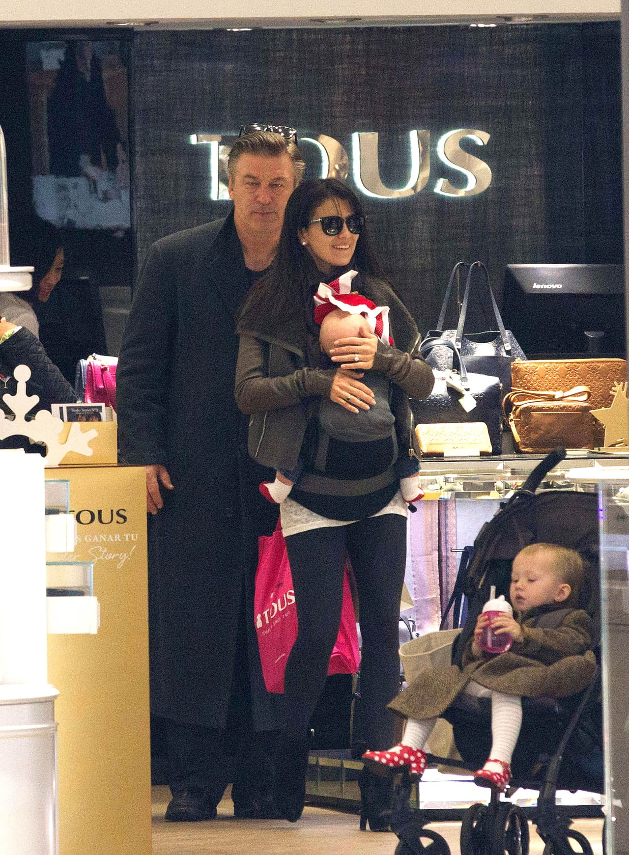 La familia visitó varias joyerías mientras la española cargaba a Rafael en una cangurera y lo cubría del frío.