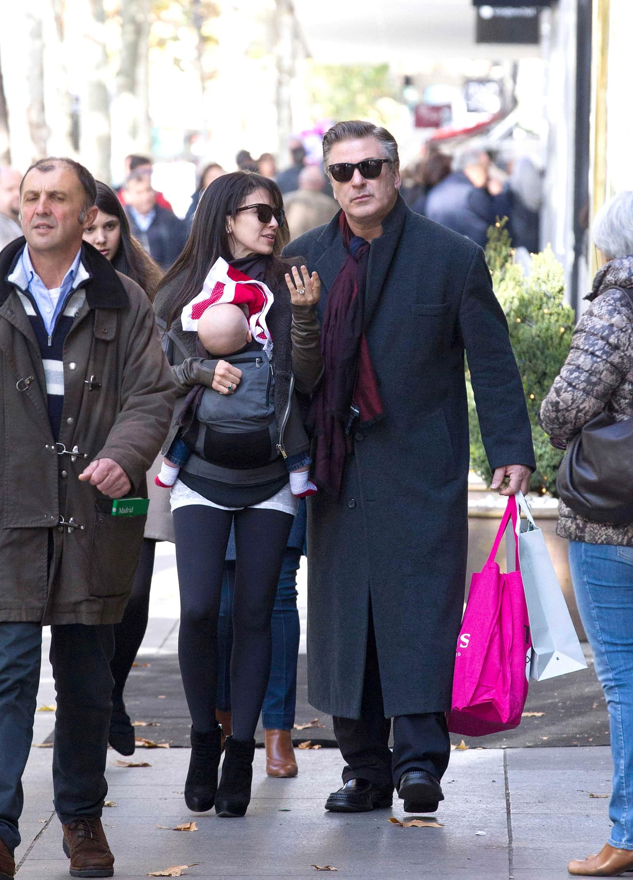 A pesar de eso la familia no se separó ni un momento, pues la nana y Carmen iban sólo unos pasos atrás de la pareja.