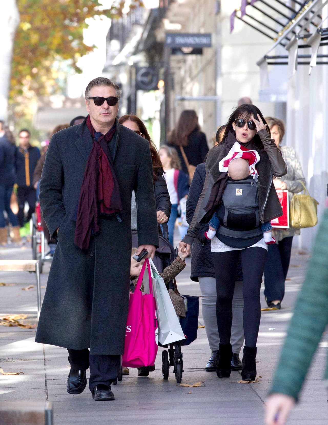 Mientras que Hilaria llevaba a los pequeños.