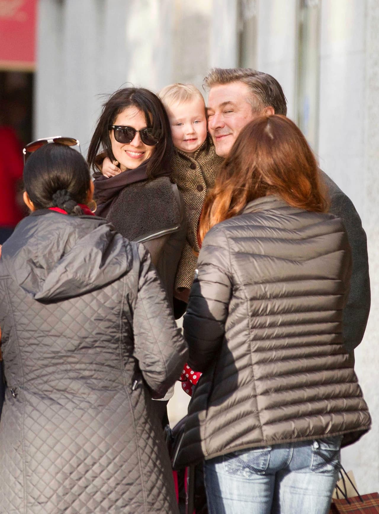 La nena adora a sus papis.