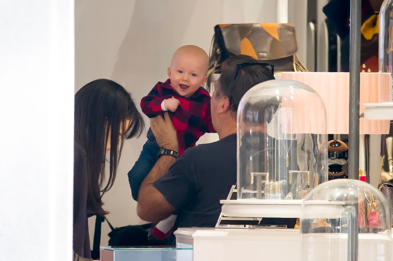 La familia estaba de compras en algunas tiendas de Madrid, y Alec estaba más que entretenido con su retoño Rafael.