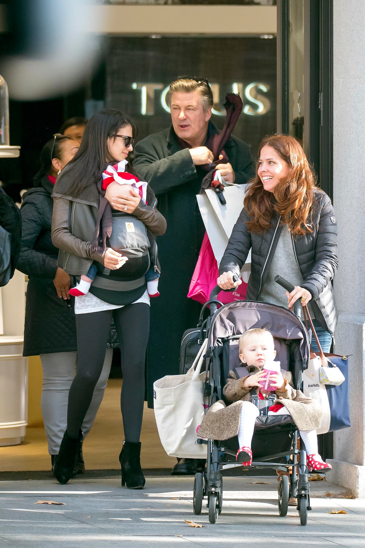 Y la nana de los retoños acudió en su auxilio.