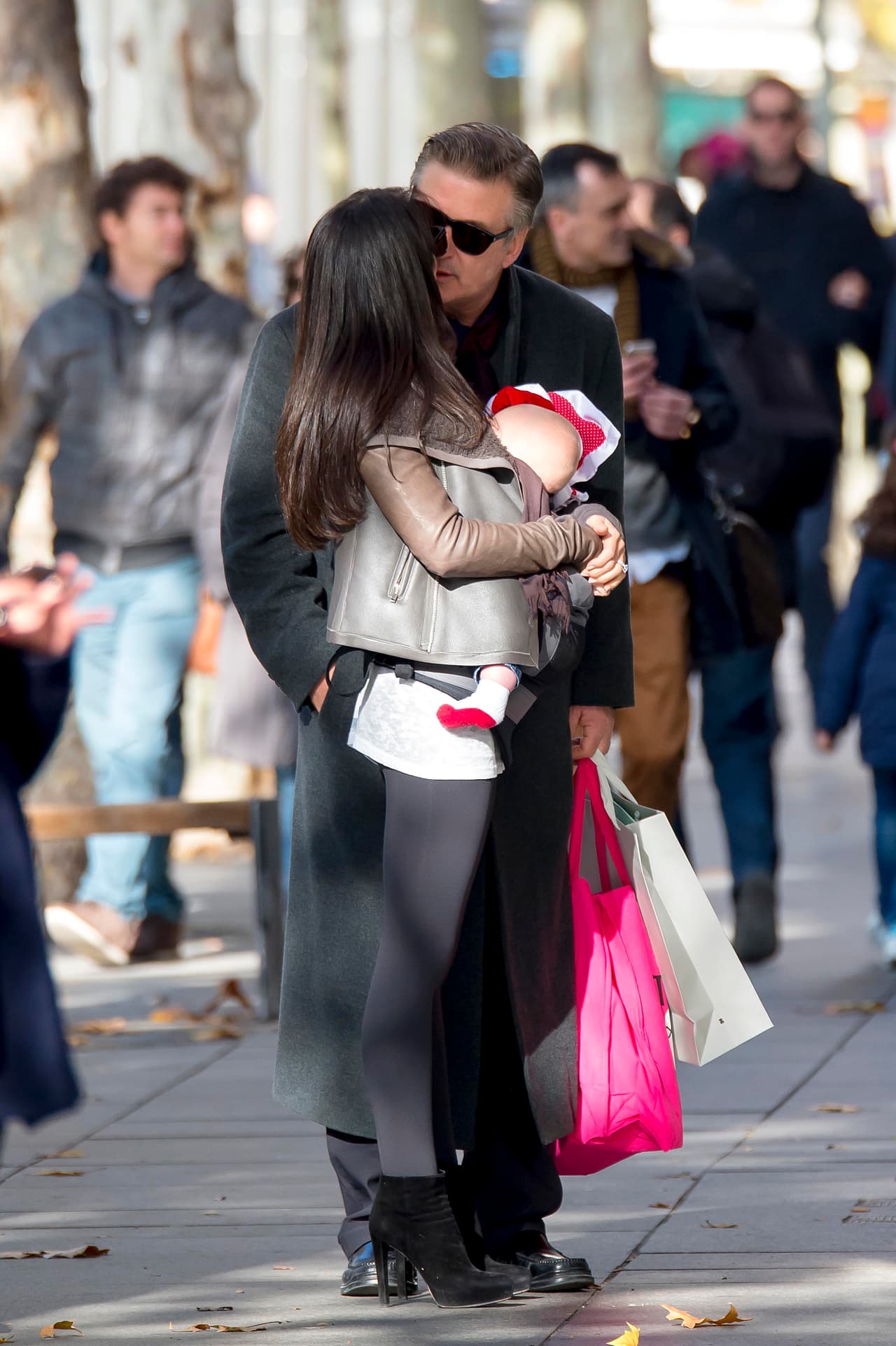 Además de todo, la pareja sigue siendo muy romántico, ¡Hasta beso hubo mientras caminaban!