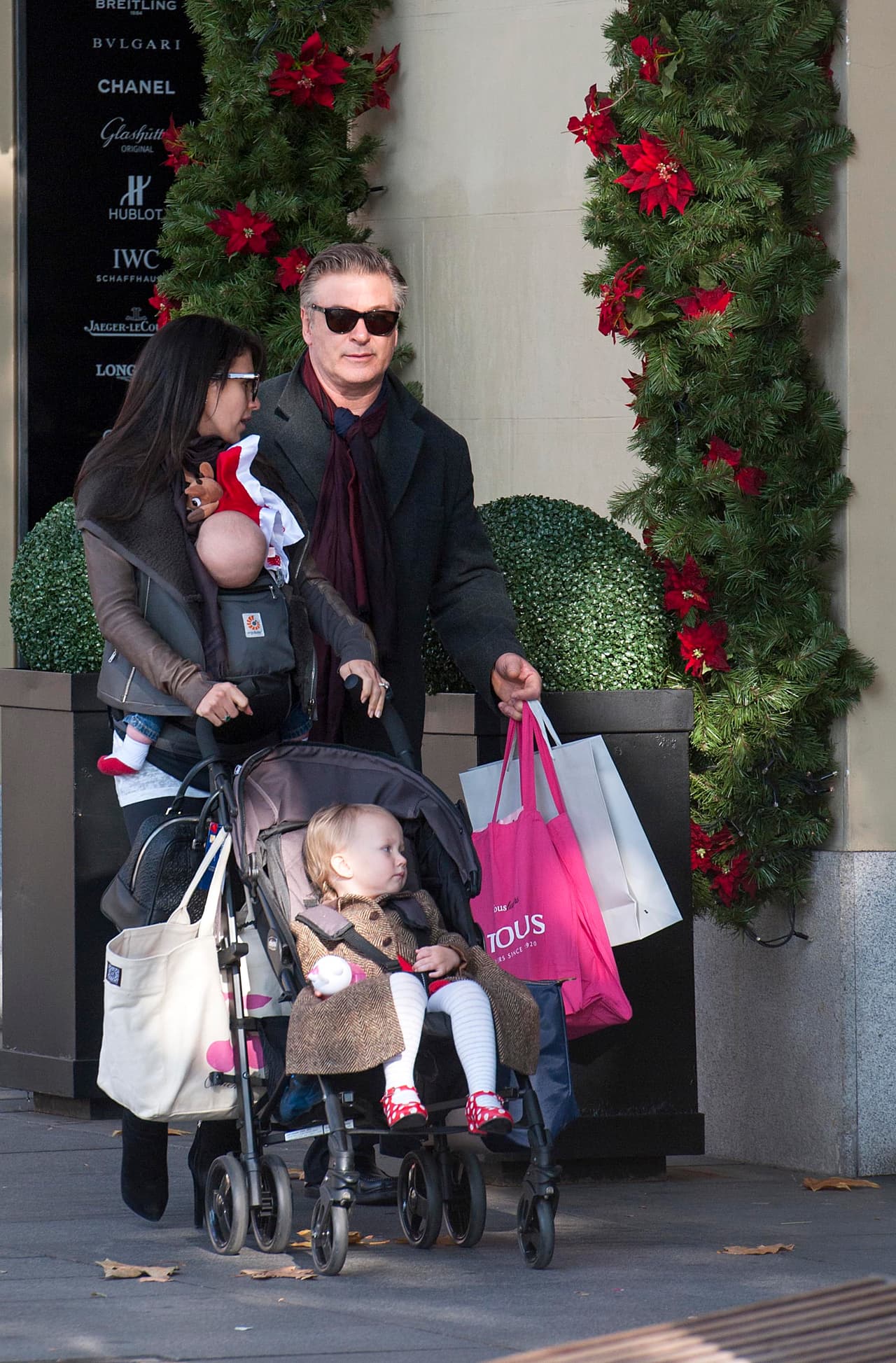 Como todo un caballero, el actor cargó con todas las compras familiares.