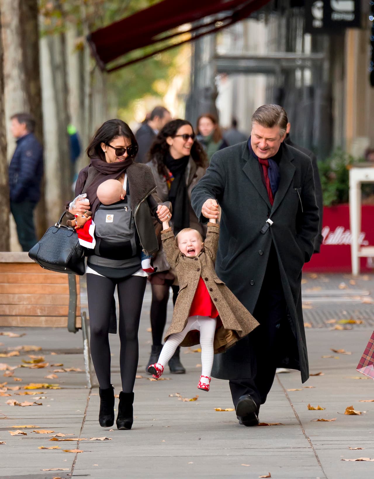 Carmen, la mayor de sus dos nenes, se divirtió como nunca cuando Hilaria y Alex juguetearon con ella mientras caminaban.