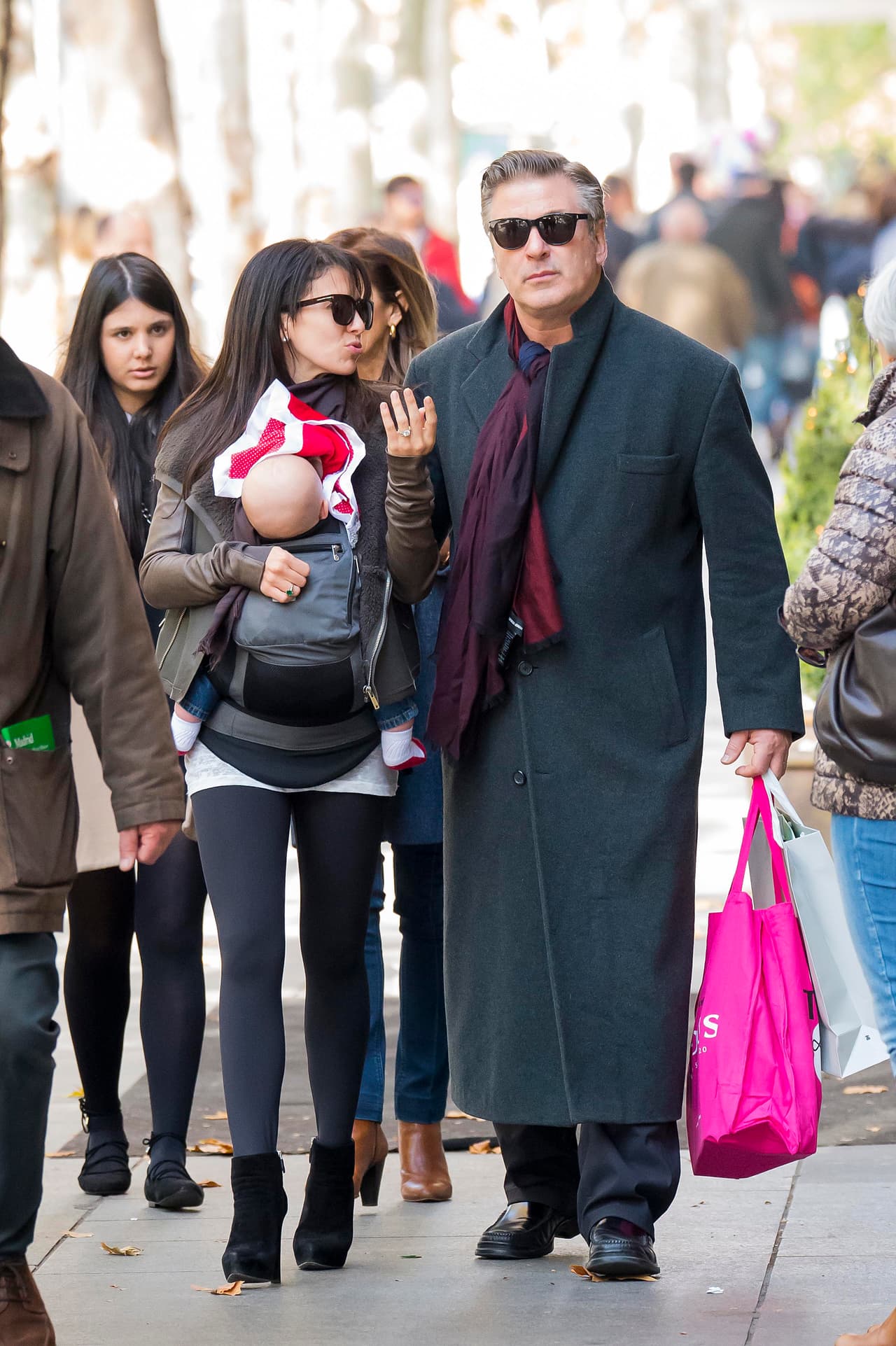 Los retoños de Hilaria y Alec ya traen el espíritu navideño con esos gorritos de santa.