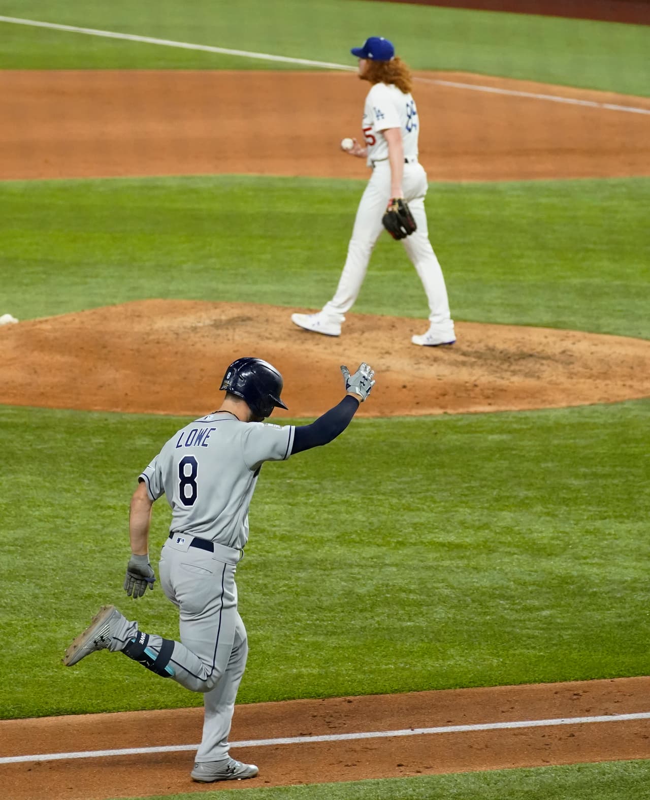 Blake Snell permitió dos carreras pero lanzó nueve ponches en la victoria 6-4 de los Tampa Bay Rays sobre Los Angeles Dodgers.