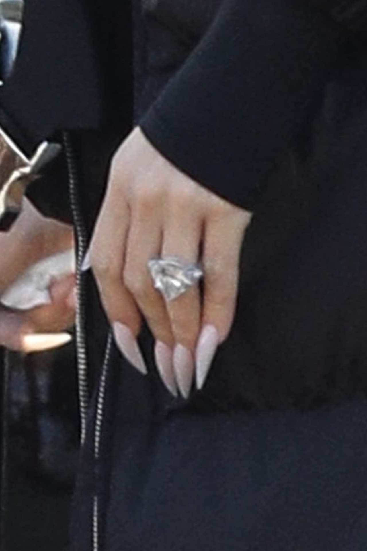 El anillo lució en la mano izquierda de Khloe Kardashian, en la que llevaba un discreto nail art. Para su salida eligió un abrigo negro acolchado, con capucha y bolsillos, de Prada, que acompañó con leggings y tenis.