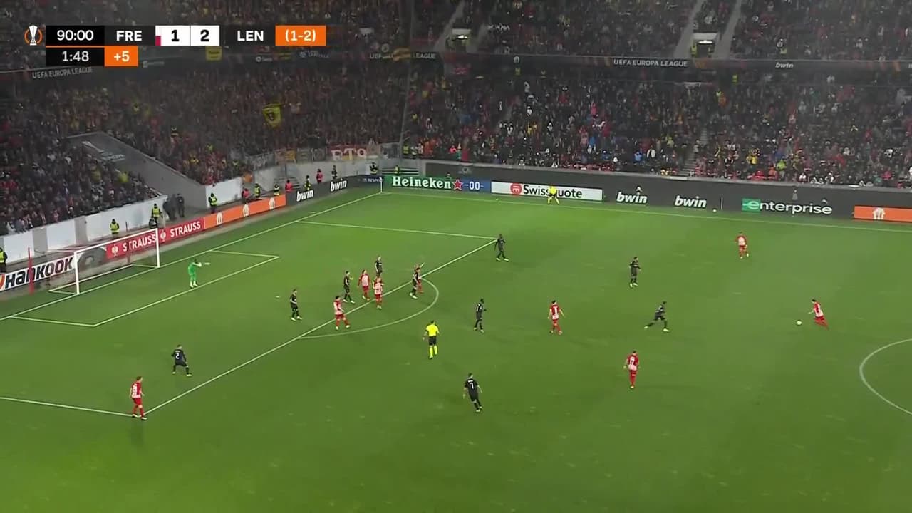 ¡GOL!  anota para Sport-Club Freiburg. Roland Sallai