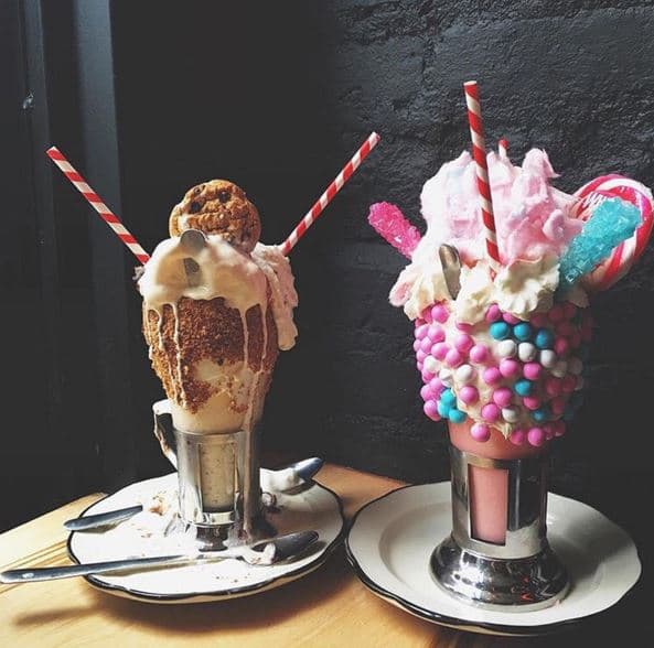 El restaurante Black Tap de Soho trajo una nueva modalidad de merengadas que cautivaron a los amantes del dulce.