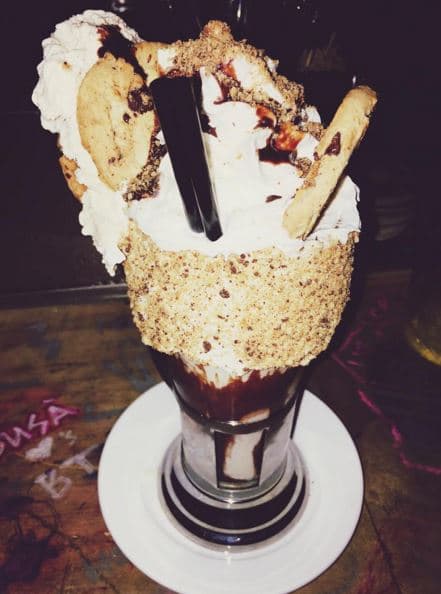 El restaurante Black Tap de Soho trajo una nueva modalidad de merengadas que cautivaron a los amantes del dulce.