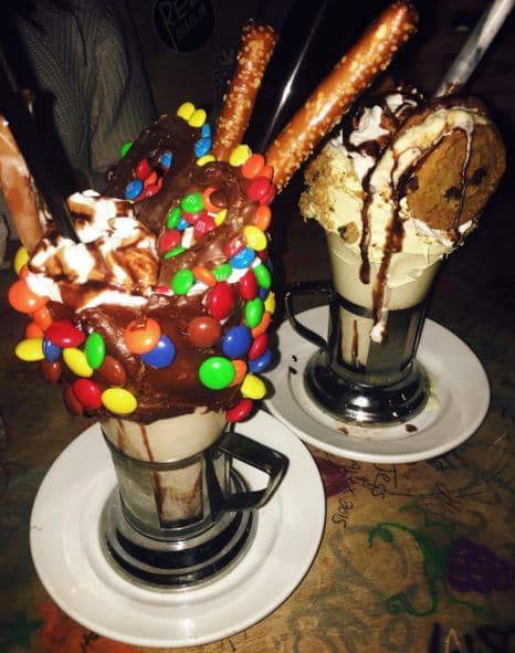 El restaurante Black Tap de Soho trajo una nueva modalidad de merengadas que cautivaron a los amantes del dulce.