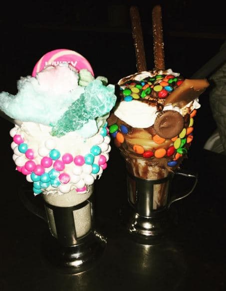 El restaurante Black Tap de Soho trajo una nueva modalidad de merengadas que cautivaron a los amantes del dulce.