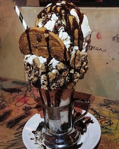 El restaurante Black Tap de Soho trajo una nueva modalidad de merengadas que cautivaron a los amantes del dulce.