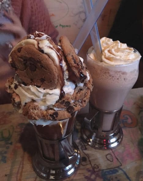 El restaurante Black Tap de Soho trajo una nueva modalidad de merengadas que cautivaron a los amantes del dulce.