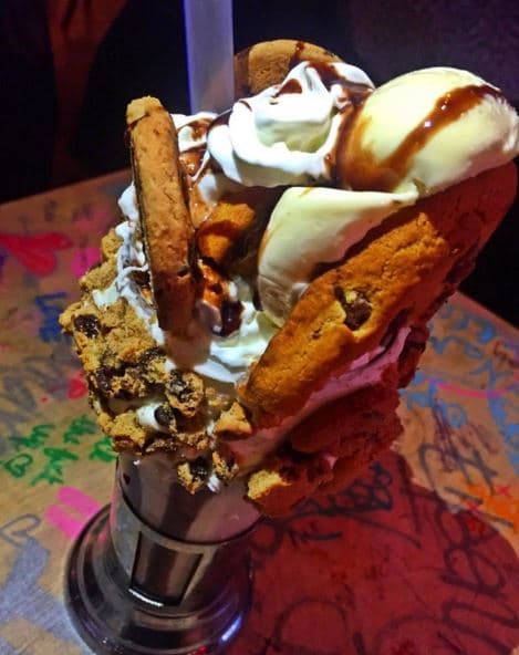 El restaurante Black Tap de Soho trajo una nueva modalidad de merengadas que cautivaron a los amantes del dulce.