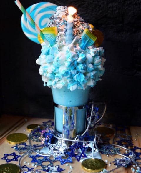 El restaurante Black Tap de Soho trajo una nueva modalidad de merengadas que cautivaron a los amantes del dulce.