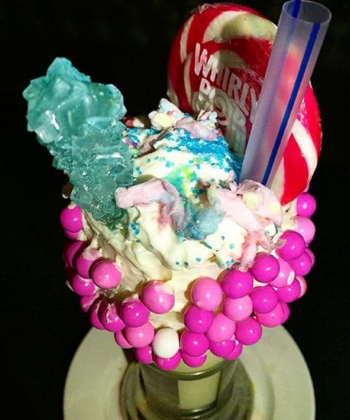 El restaurante Black Tap de Soho trajo una nueva modalidad de merengadas que cautivaron a los amantes del dulce.