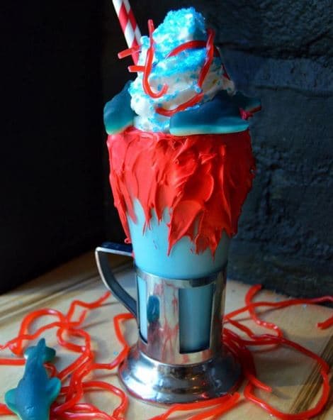 El restaurante Black Tap de Soho trajo una nueva modalidad de merengadas que cautivaron a los amantes del dulce.