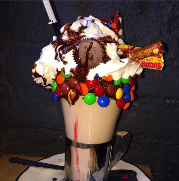 El restaurante Black Tap de Soho trajo una nueva modalidad de merengadas que cautivaron a los amantes del dulce.