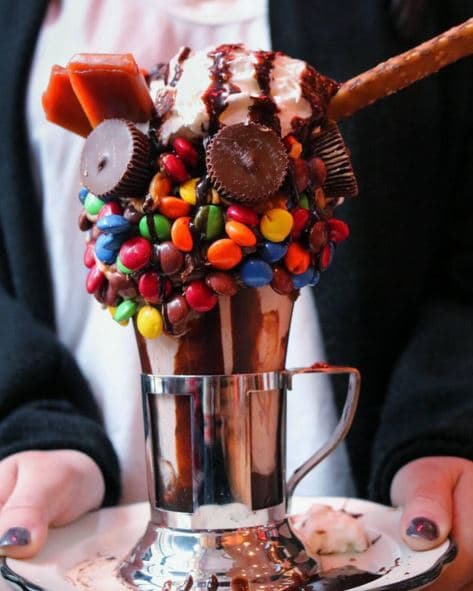 El restaurante Black Tap de Soho trajo una nueva modalidad de merengadas que cautivaron a los amantes del dulce.