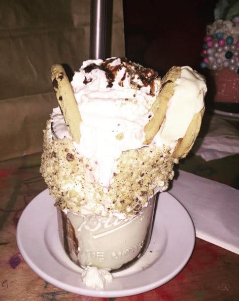 El restaurante Black Tap de Soho trajo una nueva modalidad de merengadas que cautivaron a los amantes del dulce.